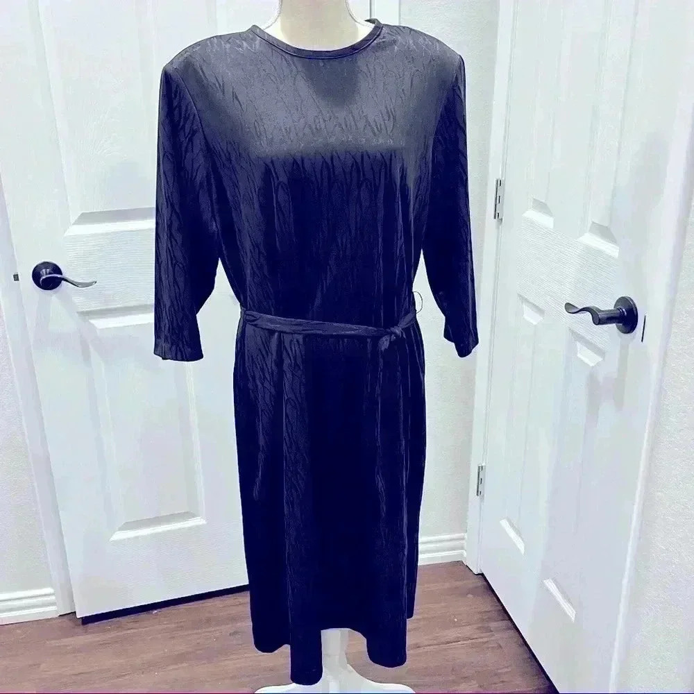 Vintage Anthony Richards 80’s Sheath dress with removable belt and shoulder pads - Picture 2 of 12
